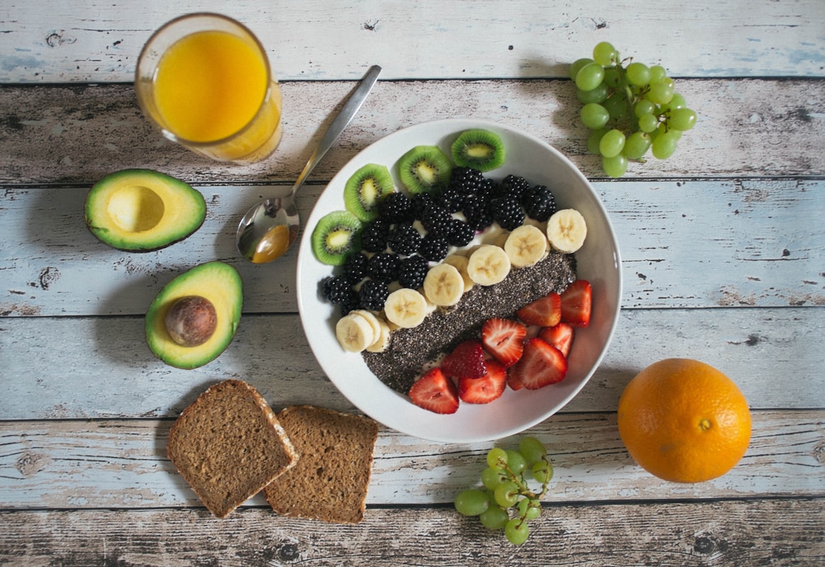 Bol de céréales avec fruits frais