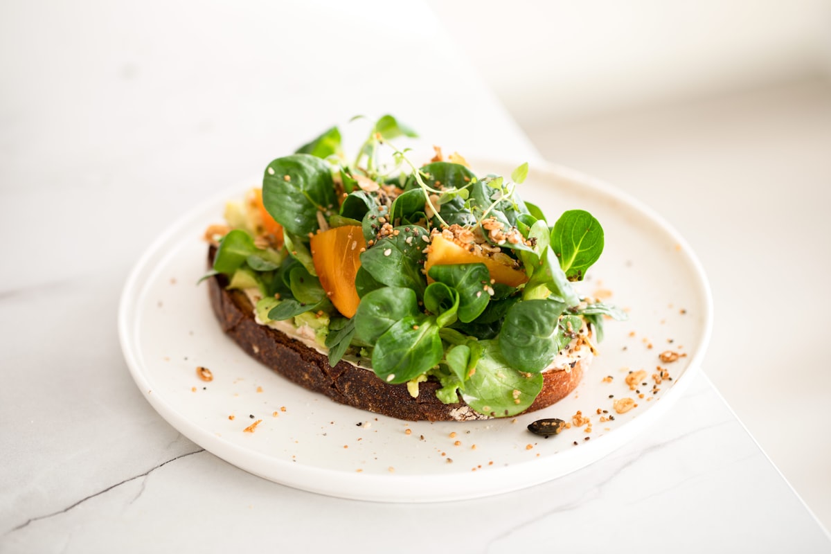 Oeufs brouillés avec pain grillé