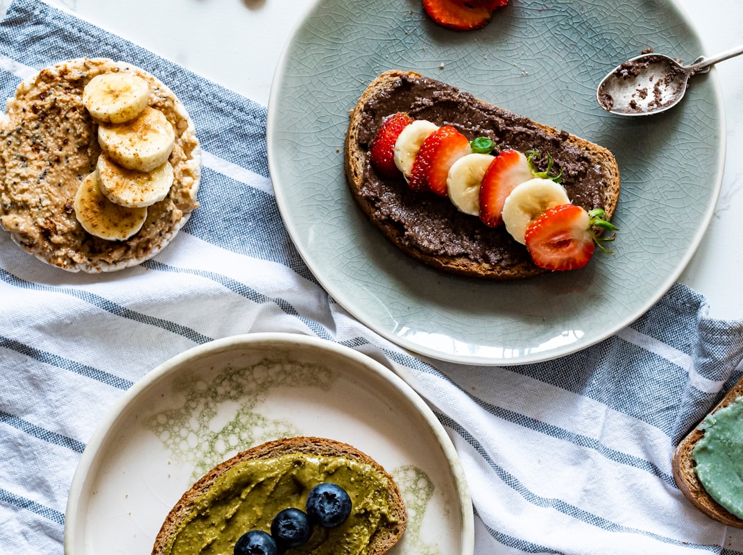 Petit-déjeuner équilibré avec fruits et protéines